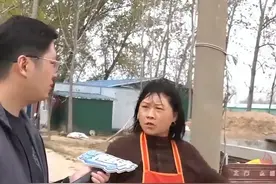 农村大妈砸车后续，又有反转了？村民为其发声，奔驰车主已报案图片