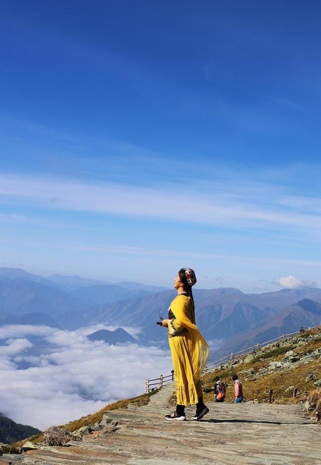 登上新疆云霄峰，一览四国景！