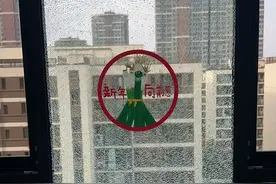 【问政回音】龙贵京杭府飘窗玻璃自爆 业主忧心 部门协调承诺8月底前更换图片