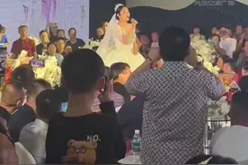 婚礼现场母女合唱感动众人 网友：妈妈一开口，我直接红了眼眶图片