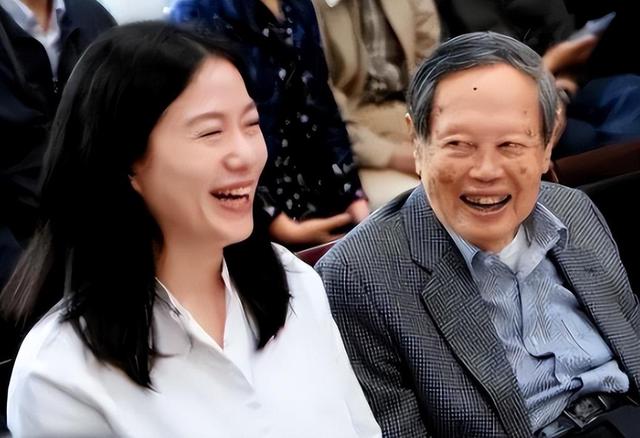 彻底不装了？杨振宁去世仅5天，炸出1群"牛鬼蛇神"，结局大快人心