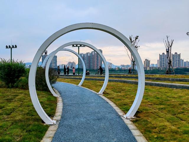 带娃圣地+1,射洪这个新广场好安逸!