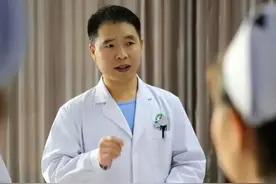 硕士毕业后才发现，张雪峰所说的“医学生的尴尬”，真的不是夸张图片