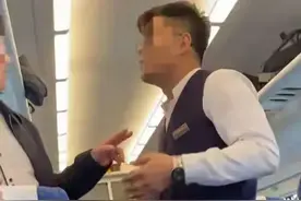 高铁惊现“好大官威”，行政夹克男怒怼售卖员引网友热议！图片