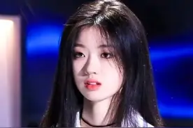 单依纯穿油腻腻的袜子，风格越来越性感，李健的话是一点没听进去图片