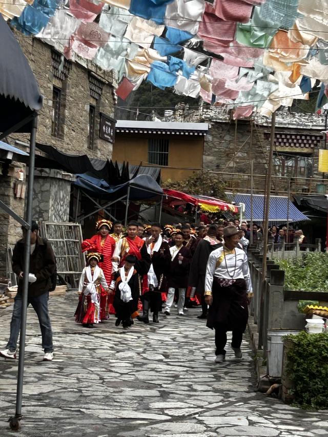 踏迹寻音：在阿坝理县，桃坪羌寨与甘堡藏寨的时空对话