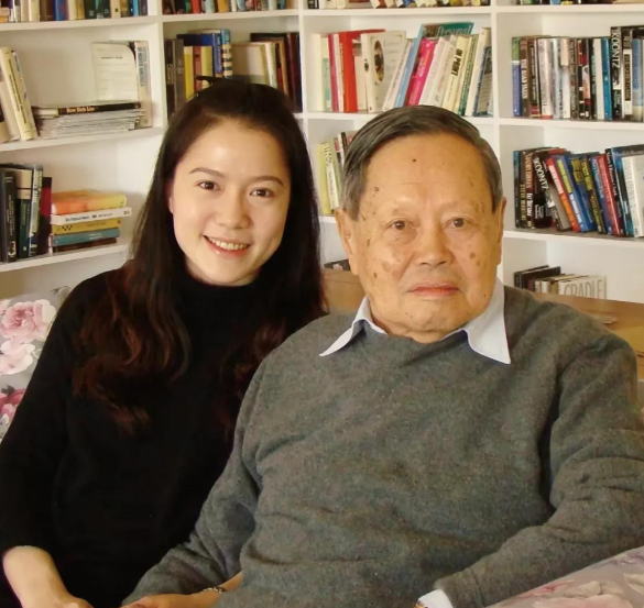 杨振宁追悼会曝光！墓外排百米长队，翁帆眼哭肿了，三子神情哀痛