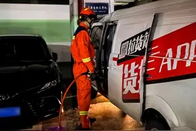 突发：面包车撞上地下车库承重柱 驾驶员昏迷后被困车内图片