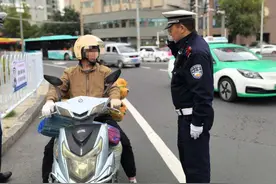 逆行、斜穿路口……电动自行车骑行很“任性” 交警提示：莫拿生命赶时间图片