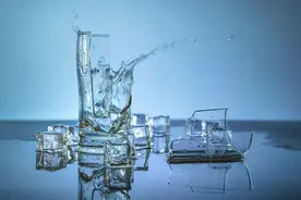 玻璃比铁出现的还早，为何古人还用青铜当镜子，是不喜欢玻璃吗？图片