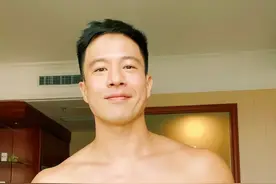 健身圈变天了！47岁安志杰古铜色肌肉，挑赢健身网红！你认怂了吗图片