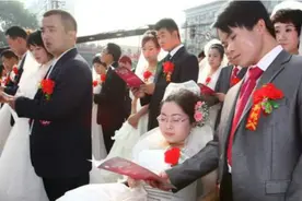 2011年男子娶瘫痪女友，新婚夜前夕，岳母对他低语：你偷偷走吧图片