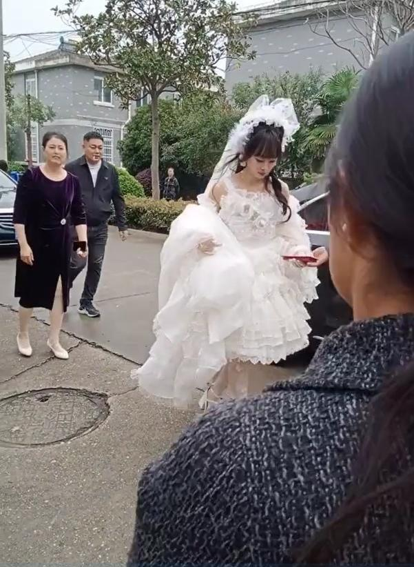 像公主来了！江苏一新娘穿洛丽塔结婚，网友：好看又前卫