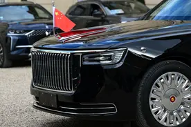 实拍：红旗车开上法国总统府红地毯，马克龙近距离欣赏中国制造图片