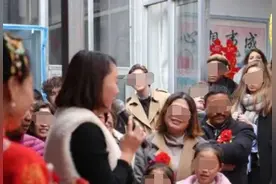 外国人参加中国农村婚宴，饭桌上全都愁眉苦脸，原因让人觉得搞笑图片