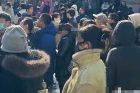 大冰为困难人员发羽绒服被“薅羊毛”？周边商家：有人拿苹果手机穿厚羽绒服排队图片