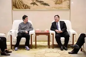 王思聪无奈继承千亿家产，最后的倔强是不穿西装图片