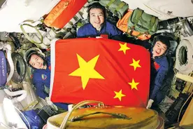 神舟7号升空后系统突发火警，翟志刚：来不及了先展示五星红旗！图片