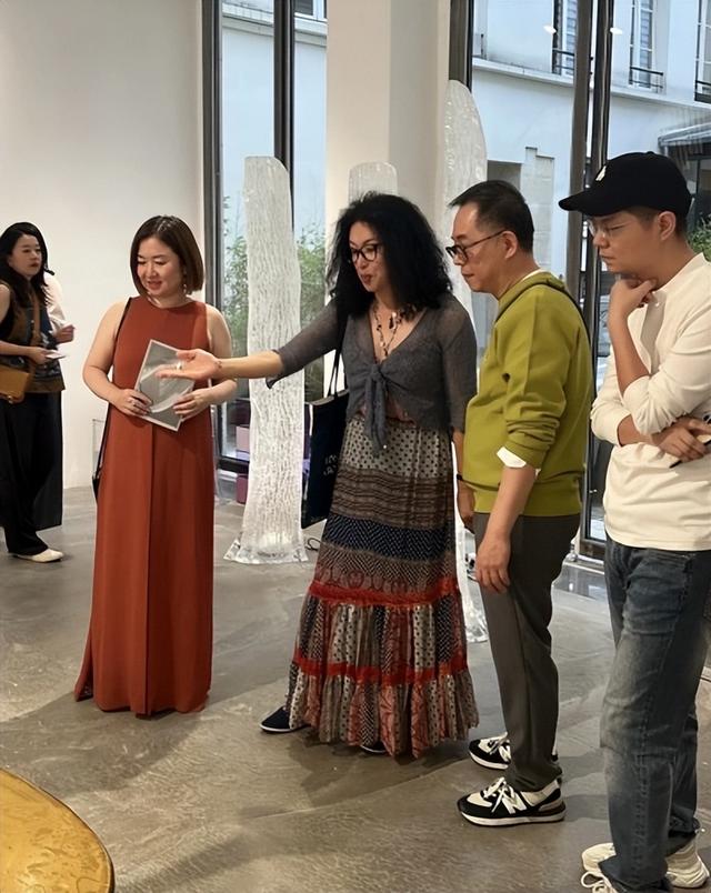 面相变了！逃到国外半年多，58岁金星近照曝光，早年风光已然不再