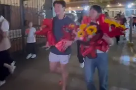 全红婵、陈艺文回到广州二沙体育训练中心，现场敲锣打鼓、舞狮欢迎，刚下车学弟学妹就围着要签名图片