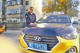 赞！俩的哥接力找回走失老人图片