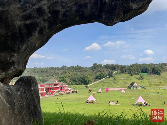蓝天草地间，风温柔，心自由