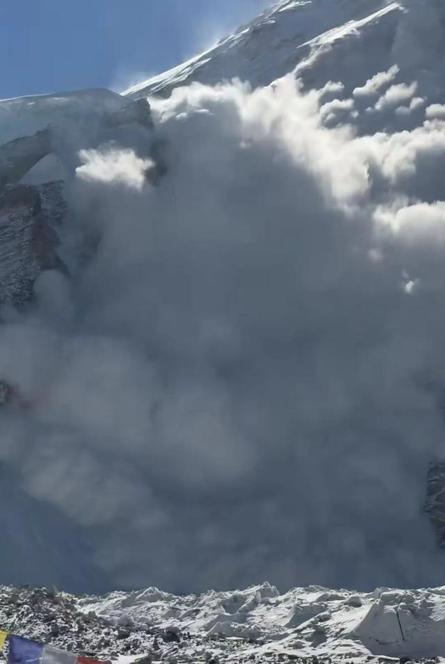 河南一男子和同伴攀登珠峰突遇雪崩！大喊“趴下”，被积雪掩埋约5-10厘米，呼吸困难，缓了数十秒，本人讲述惊魂瞬间