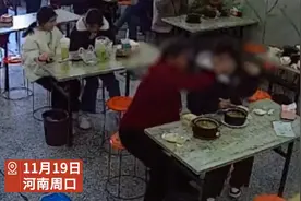 老太揪孩子头发扔碗里要求免单，店主：查监控才发现，开店13年第一次见，就8块钱，感觉会教坏孩子图片