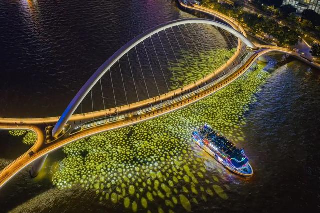 一场时尚大秀，一座大城闪亮