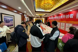 2025北京出版发行产业高质量年会圆满收官 王朝霞品牌招商现场活页产品人气火爆图片