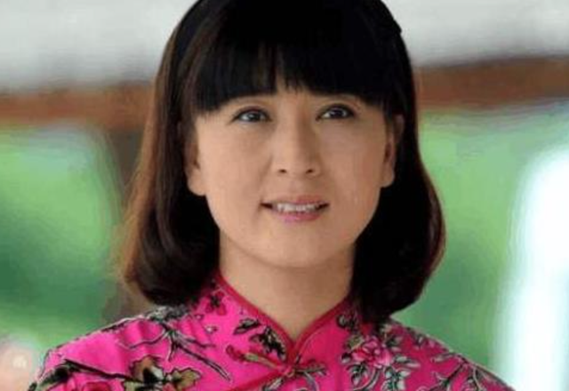 一顿饭11个菜	，客厅大得能打球，哭穷的闫学晶害惨“啃老”的儿子