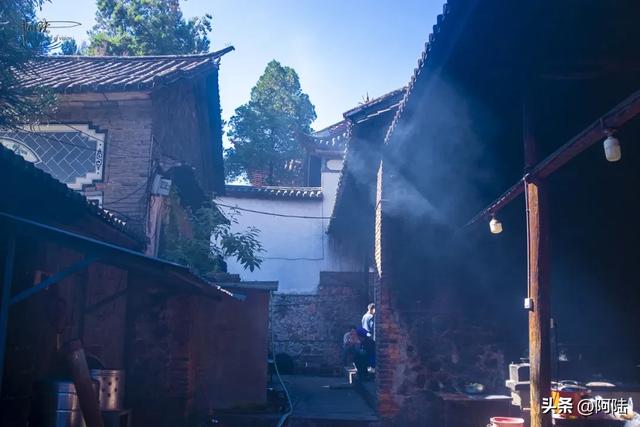 在洱海边的红山本主庙流口水,只因邂逅了好几户白族人家的聚餐