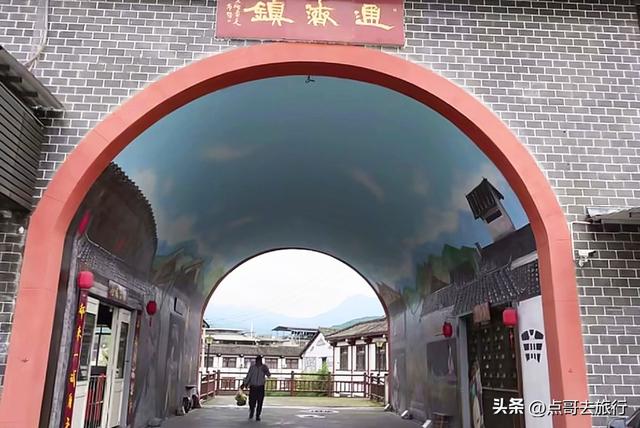 成都彭州被低估的场镇，3公里银杏长廊超级壮观，公交车直达！