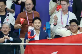 霍家三父子看游泳赛！霍启山黑色西装帅出圈，网友建议他追张雨霏图片