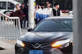 10月24国乒 王楚钦跟小师弟出门 孙颖莎回河北 樊振东疑开保时捷接人图片