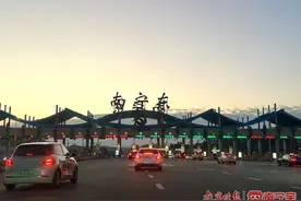 节假日返城车流增大，多个高速路段车流密集图片