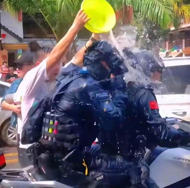滚出中国！云南泼水节炸出一群“男流氓”，当众扒衣喷私处太龌龊
