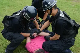 后续！醉汉男电梯伤害女友，被保安制服后又持刀破坏车辆，已刑拘图片