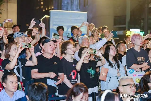 今夜，南外滩滨江被温暖点亮！