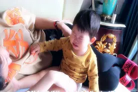 孩子断奶后，每天还要摸胸睡觉，了解原因后，妈妈不忍苛责图片