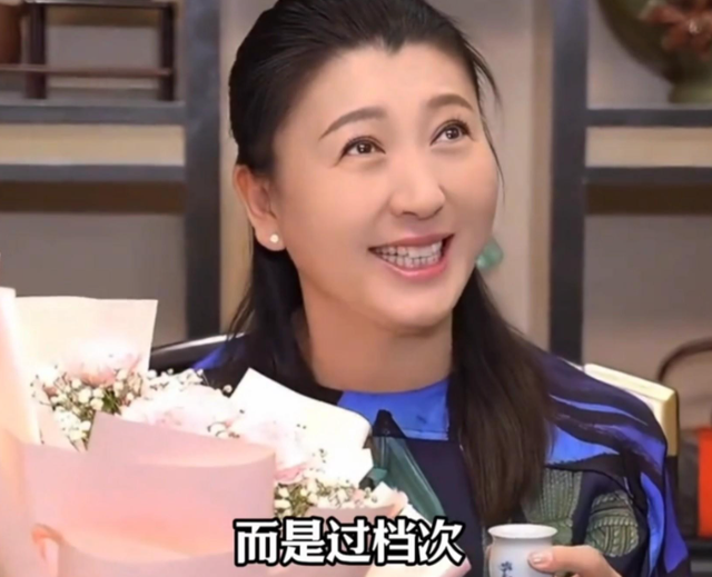 闫学晶哭穷风波还没一个月	，令人恶心的一幕再次上演，网友：严查