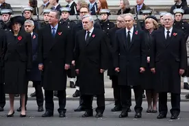 英国前任现任首相齐聚！第一夫人比凯特还美，68岁特蕾莎梅也好美图片