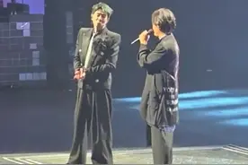 ​​陈小春演唱会郑伊健低调现身！10年再合体！大哥明显老了唱歌吃力图片