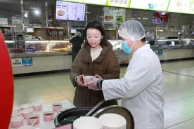 暖心润肺：武汉学院为师生免费提供马蹄甘蔗水图片