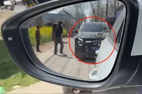 大结局！大妈砸奔驰事件后续，警方通报来了，网友态度换边倒图片