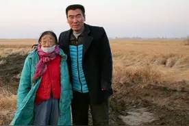 1996年60岁农村老太为爱整容，嫁28岁小伙，20年后“原形毕露”图片