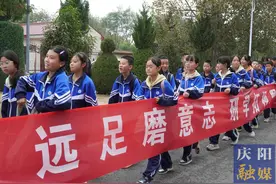 为青春励志 为前行追光 甘肃西峰显胜实验学校开展20公里徒步研学活动图片