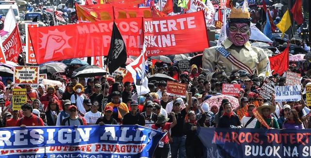 菲律宾1.7万警察出动，政府高层全在贪腐	，马科斯下台响彻全国，美国现在也不指望他了？