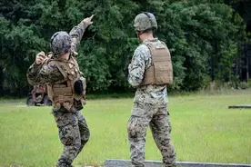 中美俄士兵扔手榴弹：俄军60米，美军50米，中国真给国人长脸图片