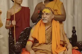 印度婆罗门领袖的排场真大：首富妻子下跪迎接，莫迪也要低头行礼图片